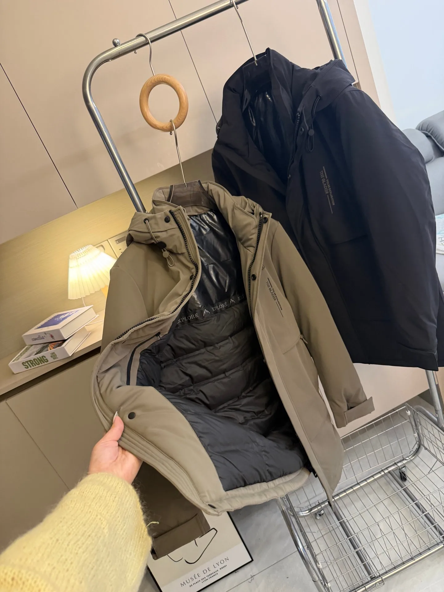 

Утепленная куртка из трехслойной ткани с капюшоном, на утином пуху, для активного отдыха, ветрозащитная, теплая, молодежная, с длинными рукавами, на молнии