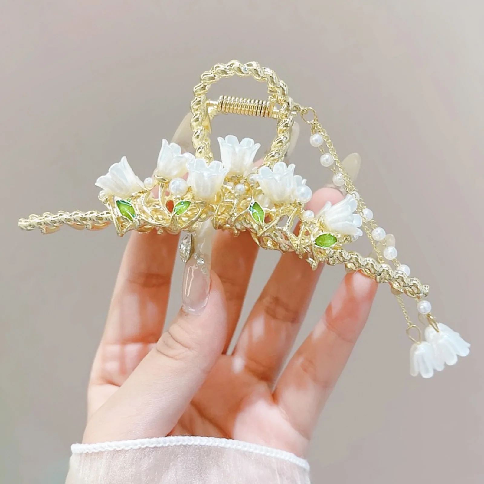 

Fashion Gold Color Alloy Hair Claw Clips White Flower Designs Pearls Pendant Hairpins Ponytail Holder Women Daily Hair Jewelry