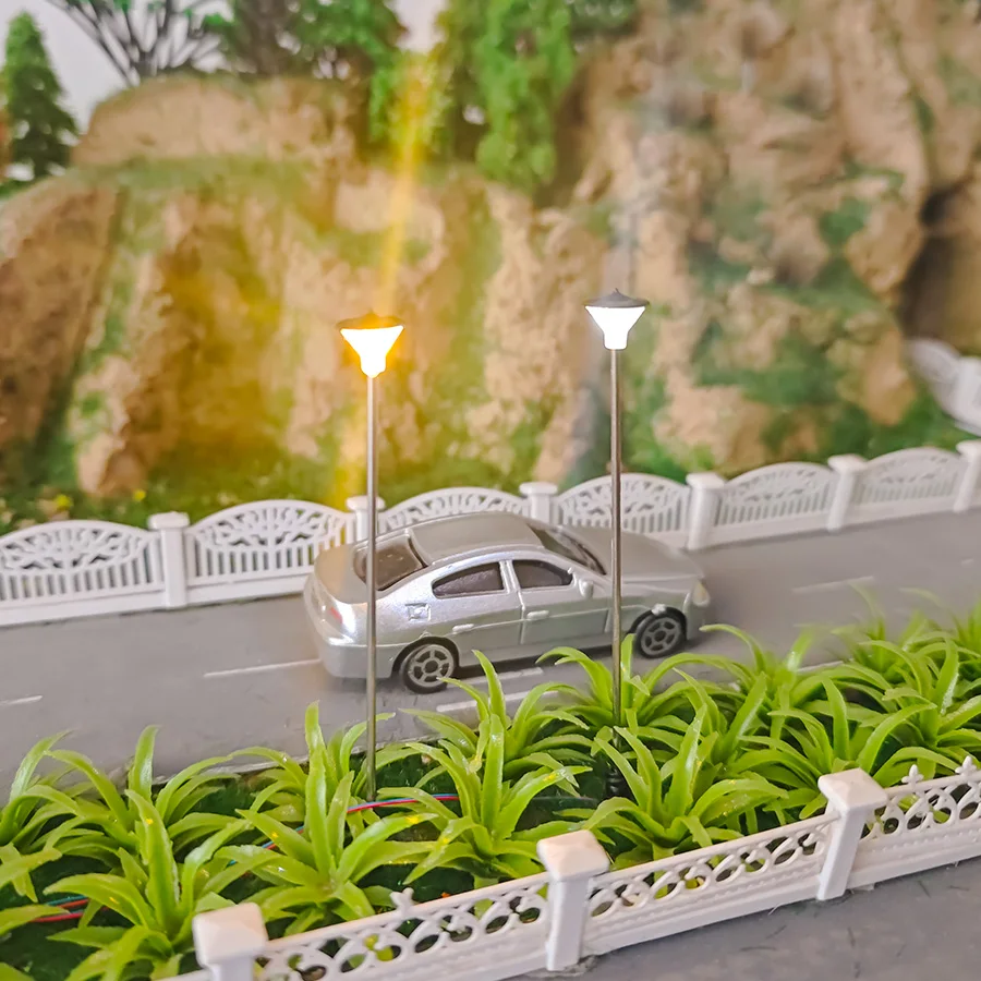 Lampadaire HO Scale 1:87 – Réverbère Lumière Chaude 21,5 Cm – Poteau Treillis Métal/ABS – Accessoire Pour Dioramas, Trains Miniatures Et Bâtiments – 3V