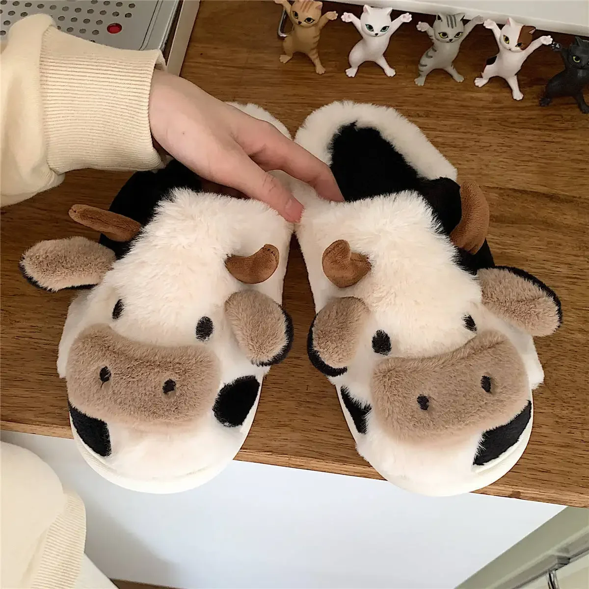 New Winter Unisex Cartoon Cow Warm Plush Slippers Couple's Indoor Non-slip Home Cotton Shoes Men and Women Toe Wrap House Slides