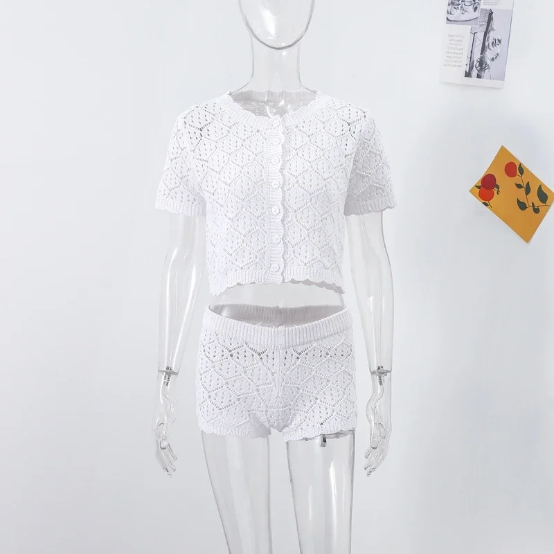 Französisches Urlaubs-Häkelset: Durchbrochenes Strick-Crop-Top und Shorts-Outfit für Damen – Boho-Strand-Chic, minimalistisch, stilvoll, Sommerkleidung – Detail 2