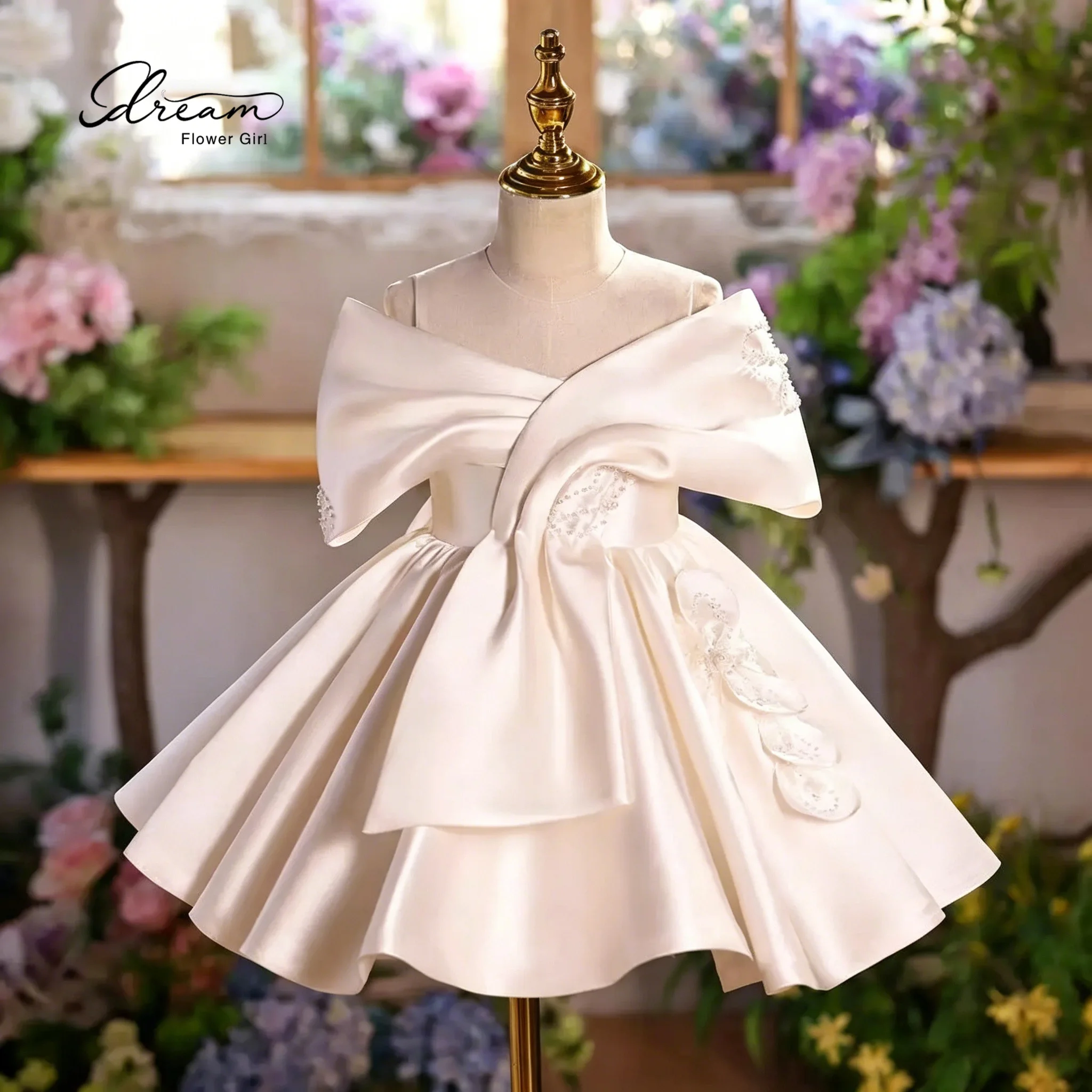 Elegant flower girl and knee-length party dress, featuring three-dimensional floral patterns and pleated design on the skirt.