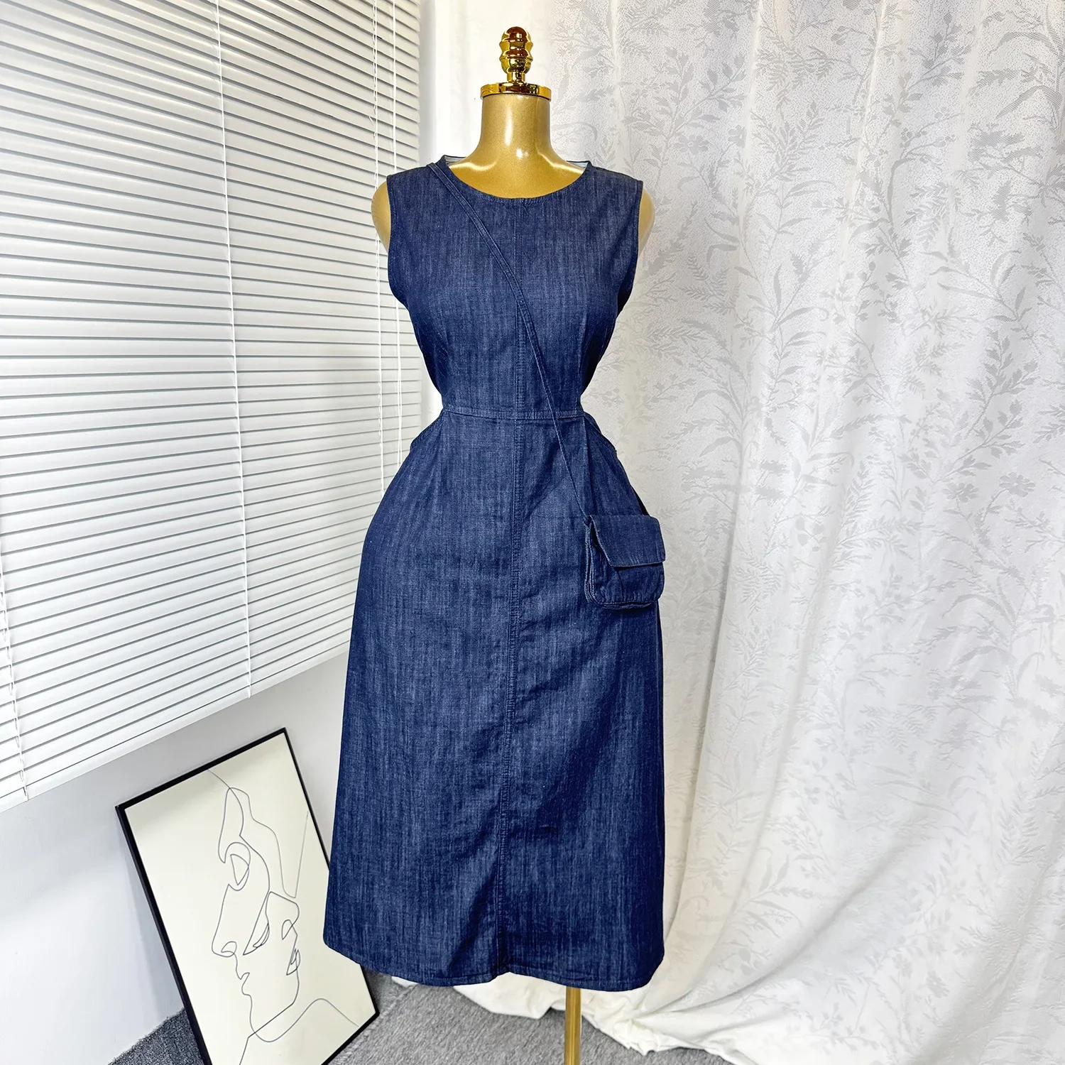 

2025 New Korean Version Summer Fashion Casual Sleeveless Denim Dress. Women's Round Neck High Waist Slim Medium Length Dress+Bag