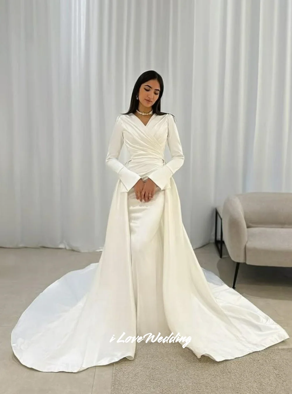 Simple V-Neck Wedding Dresses 2025 Long Sleeve A-Line Detachable Trailing Arabic Bridal Gowns Muslim Dubai Pleated Customized