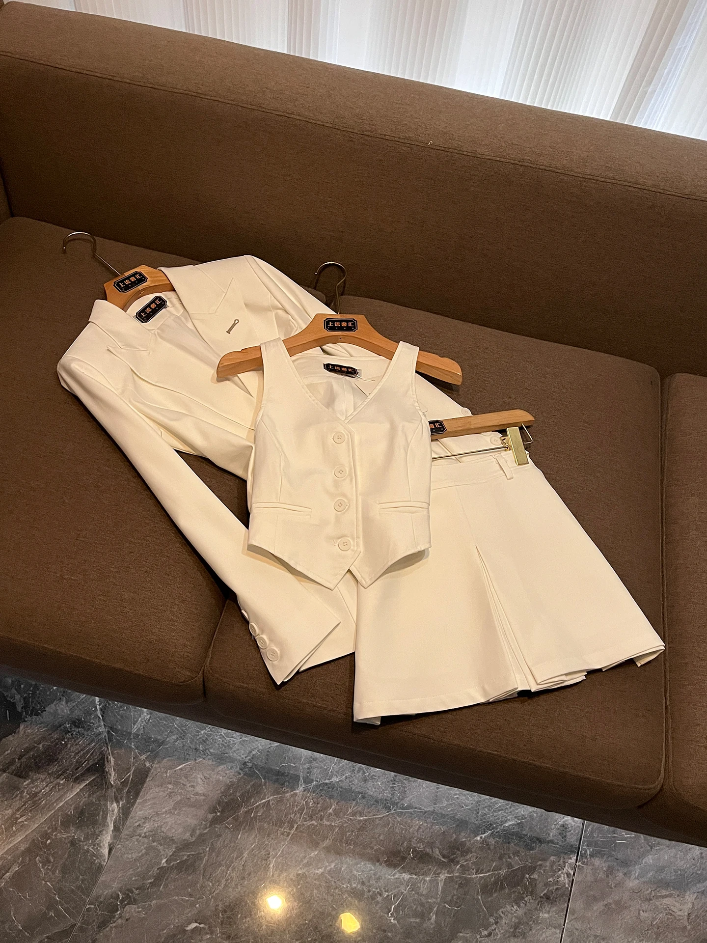 

White Fashionable Small Fragrance Style Suit Jacket Women's Spring High-End Feeling Vest And Short Skirt Ensemble P293