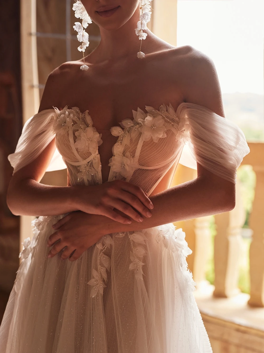 Charmante glitter 3D-bloem A-lijn lange trouwjurk Sierlijke off-shoulder bruidsjurk Aangepaste rugloze jurken voor de bruid