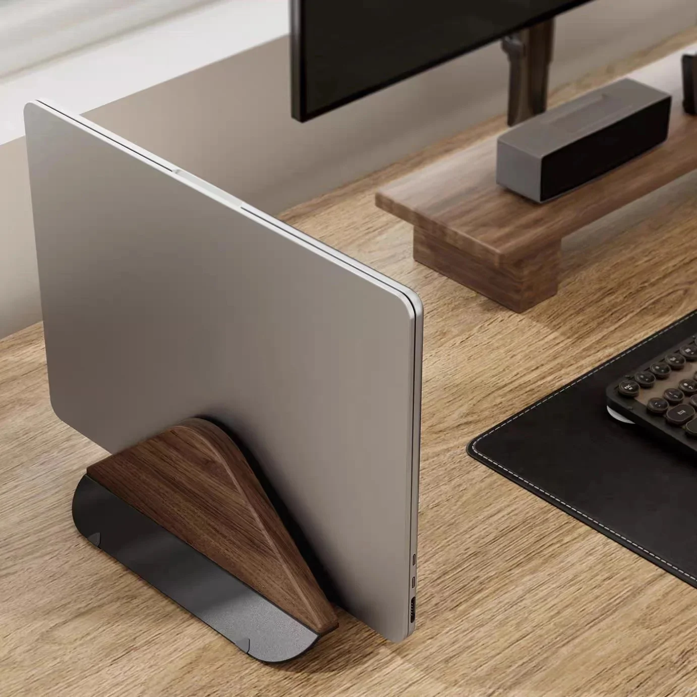 Drewniana pionowa podstawka pod laptop do MacBooka – regulowany uchwyt z solidną podstawą, konstrukcja oszczędzająca miejsce, idealna do dokowania na biurku — zdjęcie produktu 4