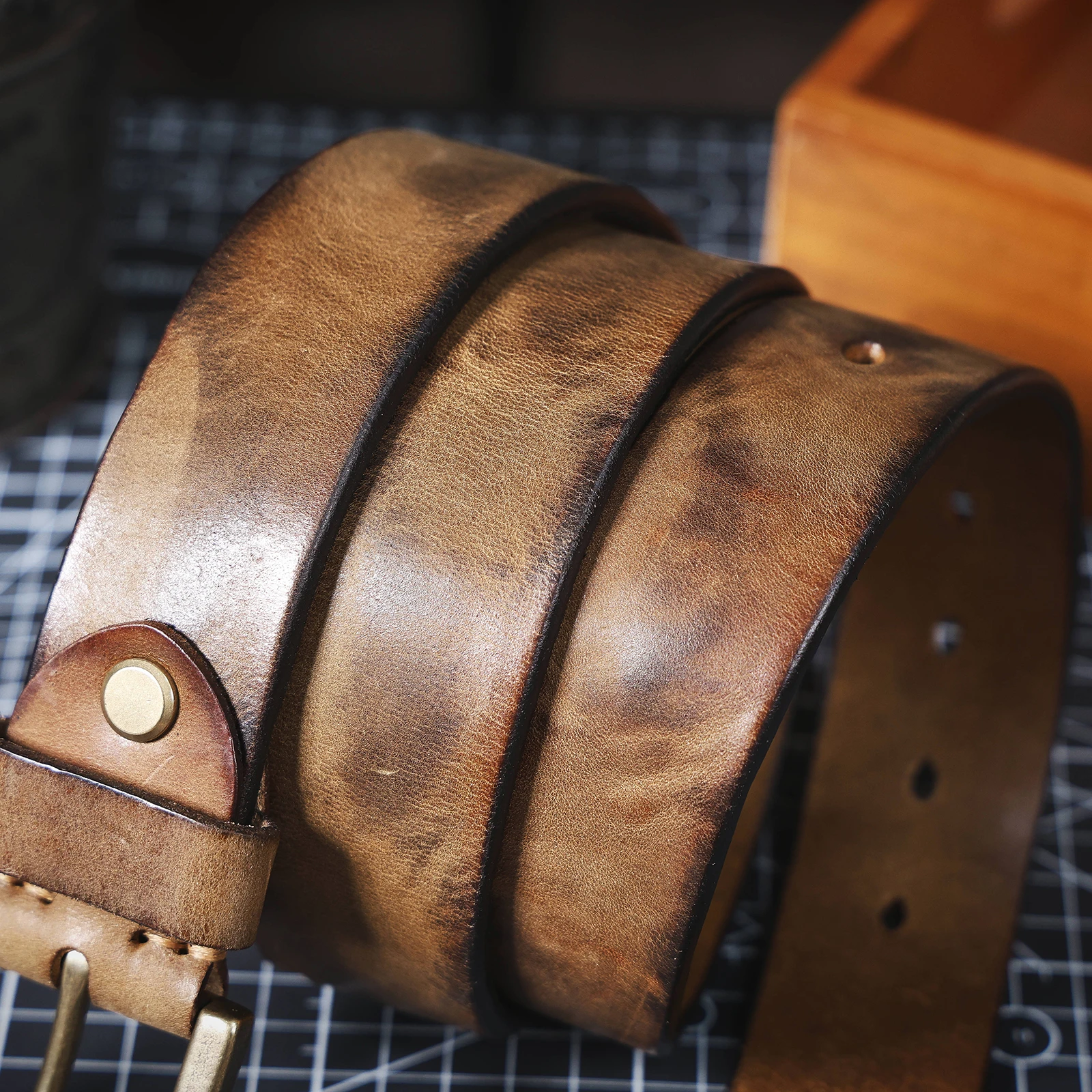 S.WORKER Klassischer dicker Herrengürtel aus echtem Leder, Messing-Dornschließe, vollnarbiges Rindsleder, Vintage-Freizeitgürtel für Jeans, mit Geschenkbox – Detail 24