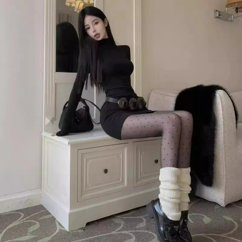 Vestido preto semi-alto com gola para mulheres, outono 2026, novo, elegante, puro, sexy, com saia curta que abraça as saias de camada base