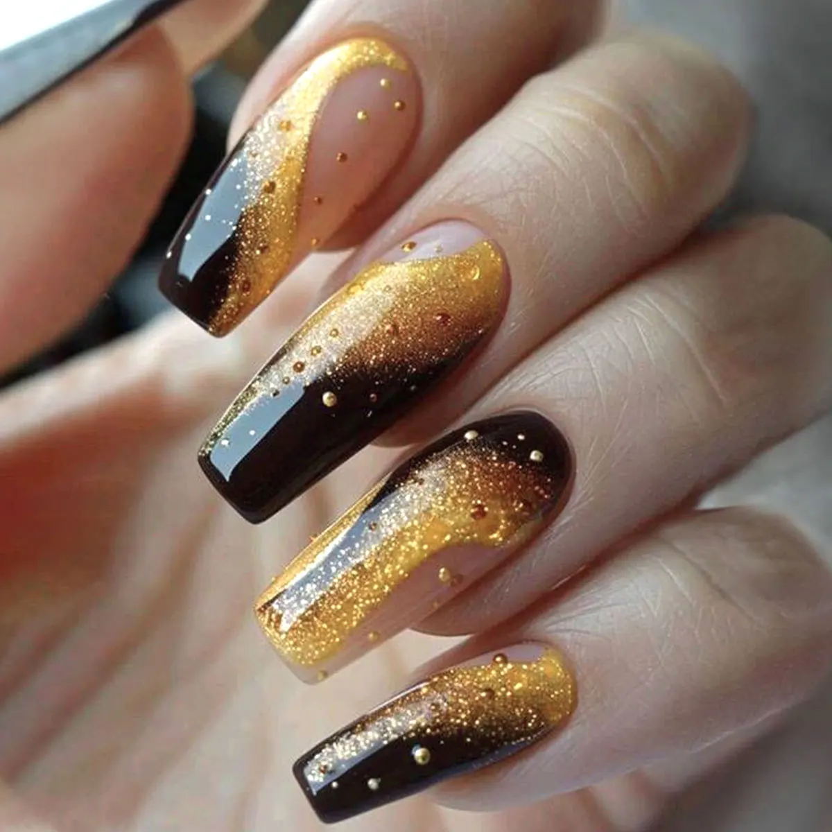 24Pcs Simple Black Medium Nails Set Golden Glitter Press on Nails Wearable French Manicure Tips Full Cover Gradient Fake Nails