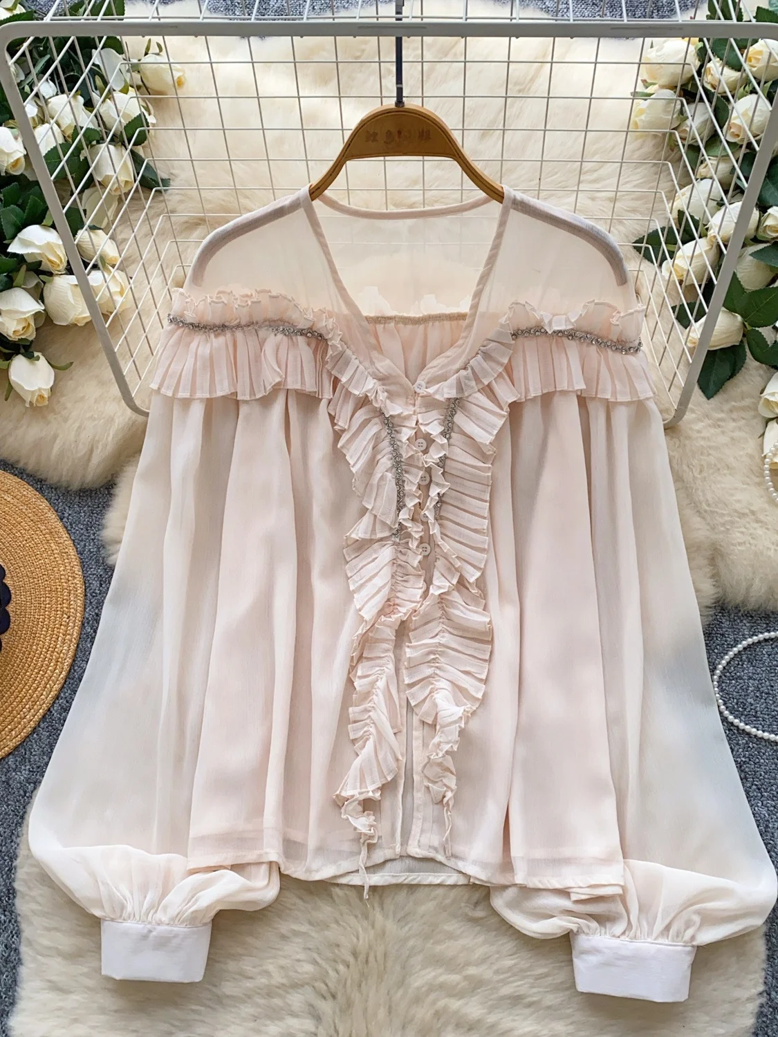 

Casual Loose Lantern Sve Me irt with Heavy Embelliment V-Ne Wooden Trim Splice Ele Top for Young Women