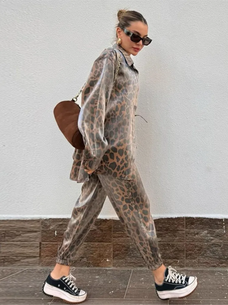 เสื้อเชิ้ตแขนยาวปกแฟชั่นกระดุมแถวเดียว + กางเกงขายาวทรงเข้ารูป ชุดเซ็ต 2 ชิ้น ลายเสือดาวสำหรับผู้หญิง