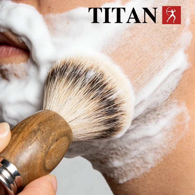 brosse-a-raser-titan-manche-en-bois-poils-de-blaireau