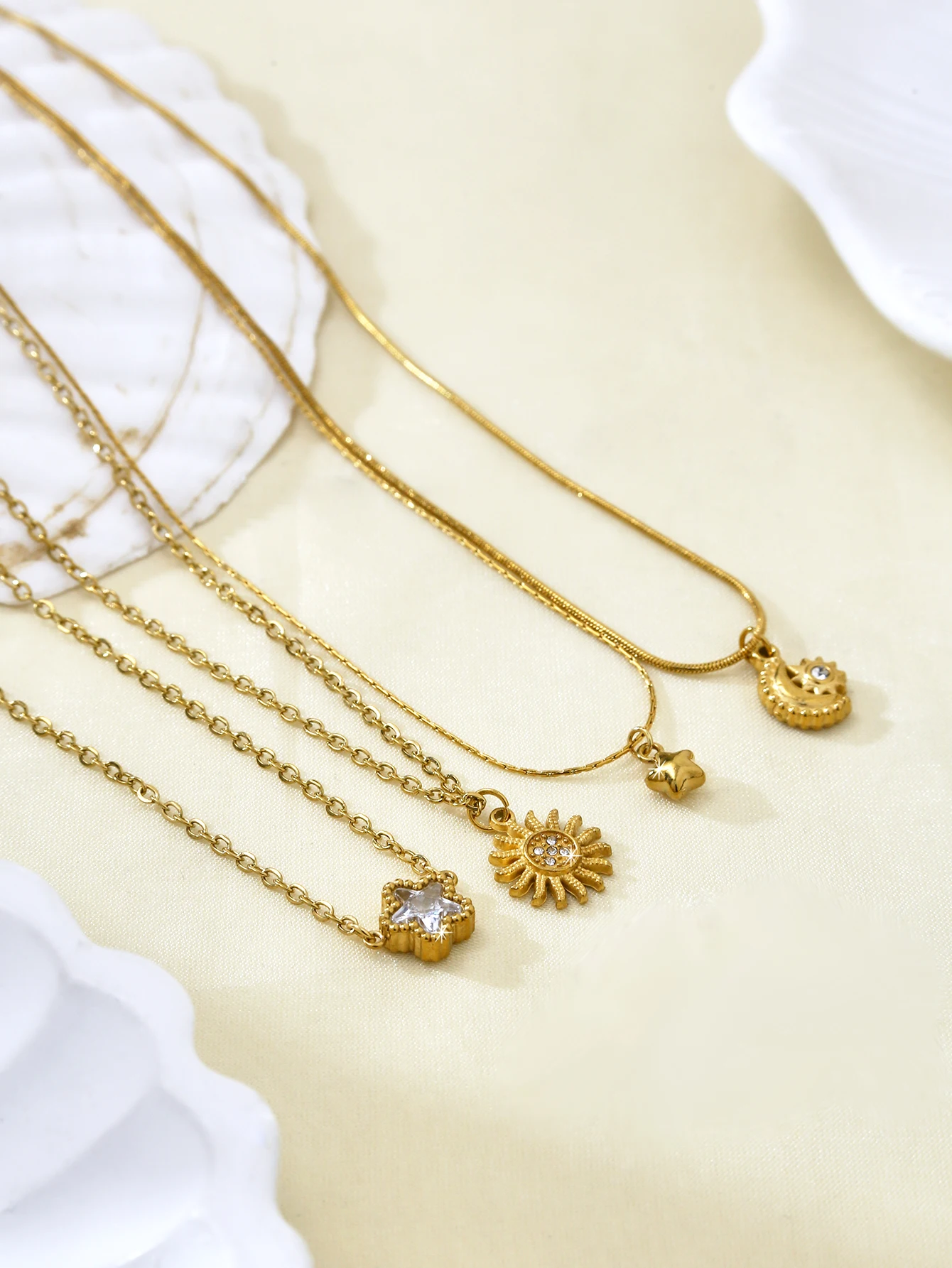 Colar Feminino Estilo Ins com Pingente de Estrelas, Sol e Lua em Aço Inoxidável Banhado a Ouro 18K – Moda Versátil e Requintada