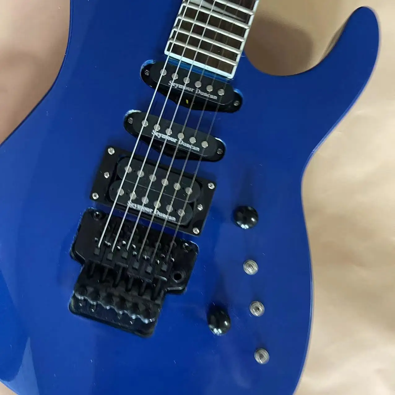 6 string electric guitar in stock, dark blue body, black accessories, factory real pictures, can be shipped upon order, free hom