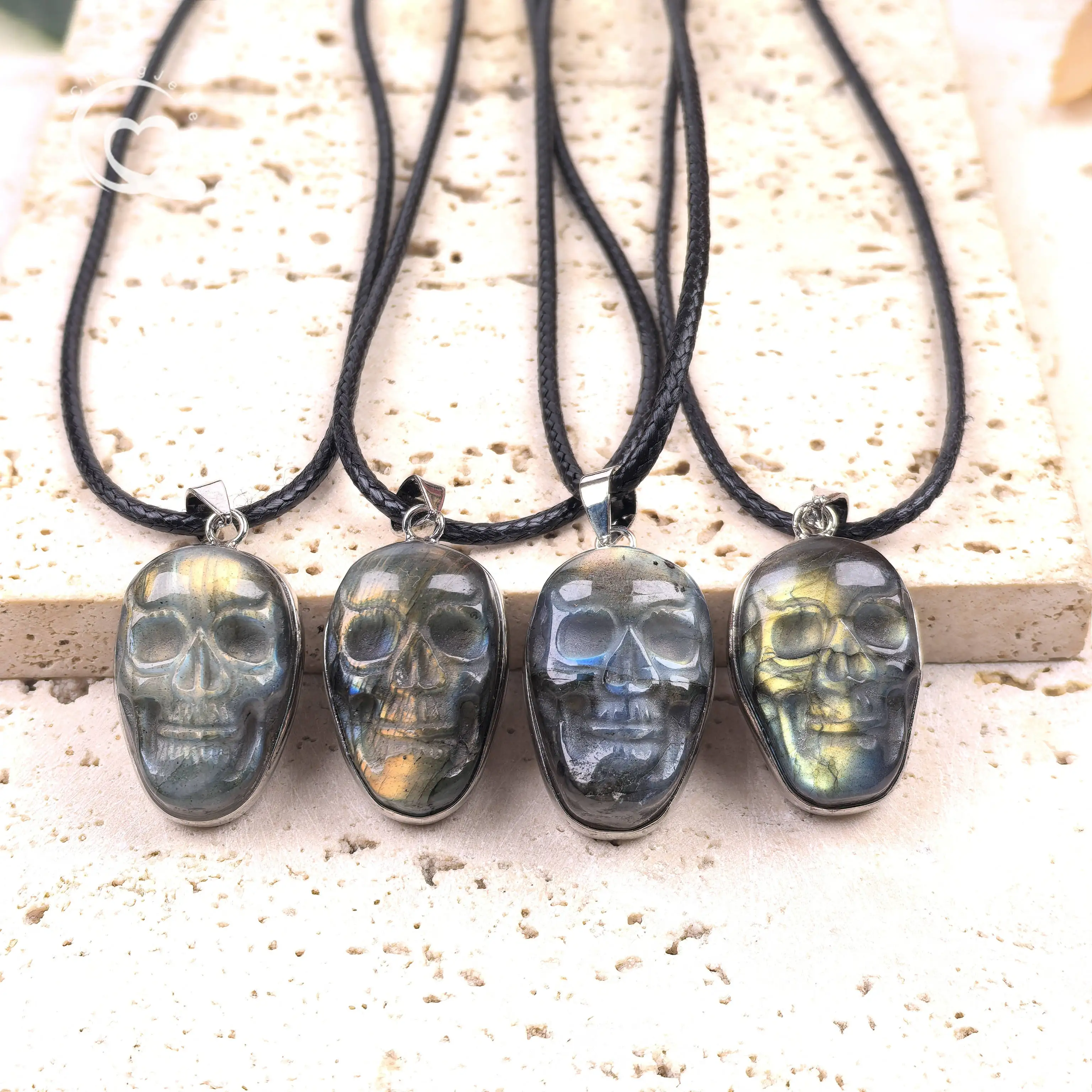 

Flash Labradorite Skull Head Pendant Necklaces Hand Carved Natural Gemstone Charms Women Men Jewelry Halloween Gifts QC3457