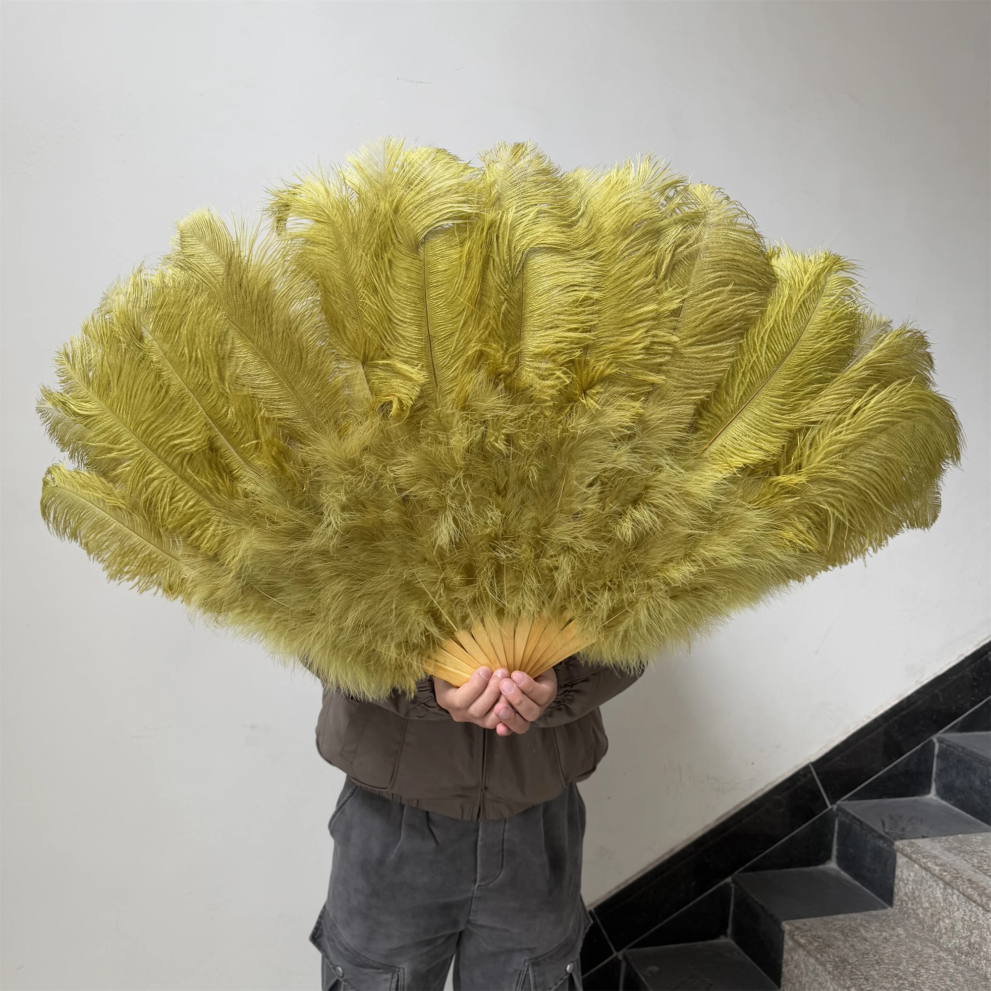 

Large Ostrich Feather Fans 100cm 130cm Olive green Handheld Marabou Plumes Fan For Burlesque Dance Costumes Halloween Show Props