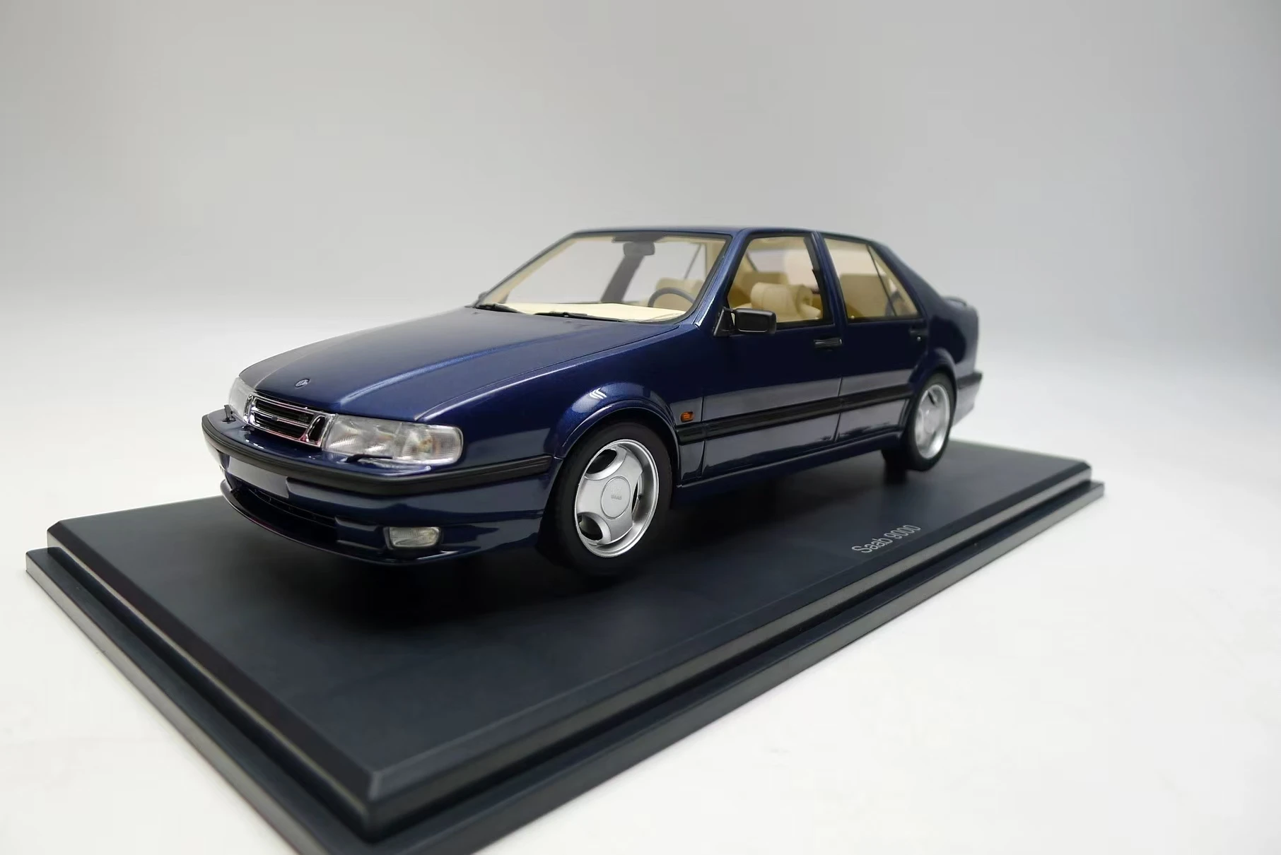 1-18 Saab 9000 Resin Model car