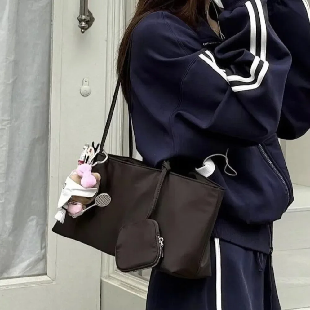 Große Nylon-Canvas-Tragetasche, lässige Sommerhandtasche für Damen, leichte Umhängetasche im koreanischen Stil mit Magnetverschluss – Detail 2