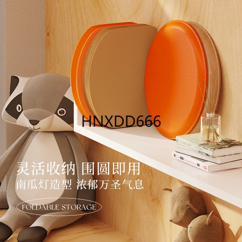 Kleine Haushaltsbank, dekorative Kürbislampe, runder Hocker