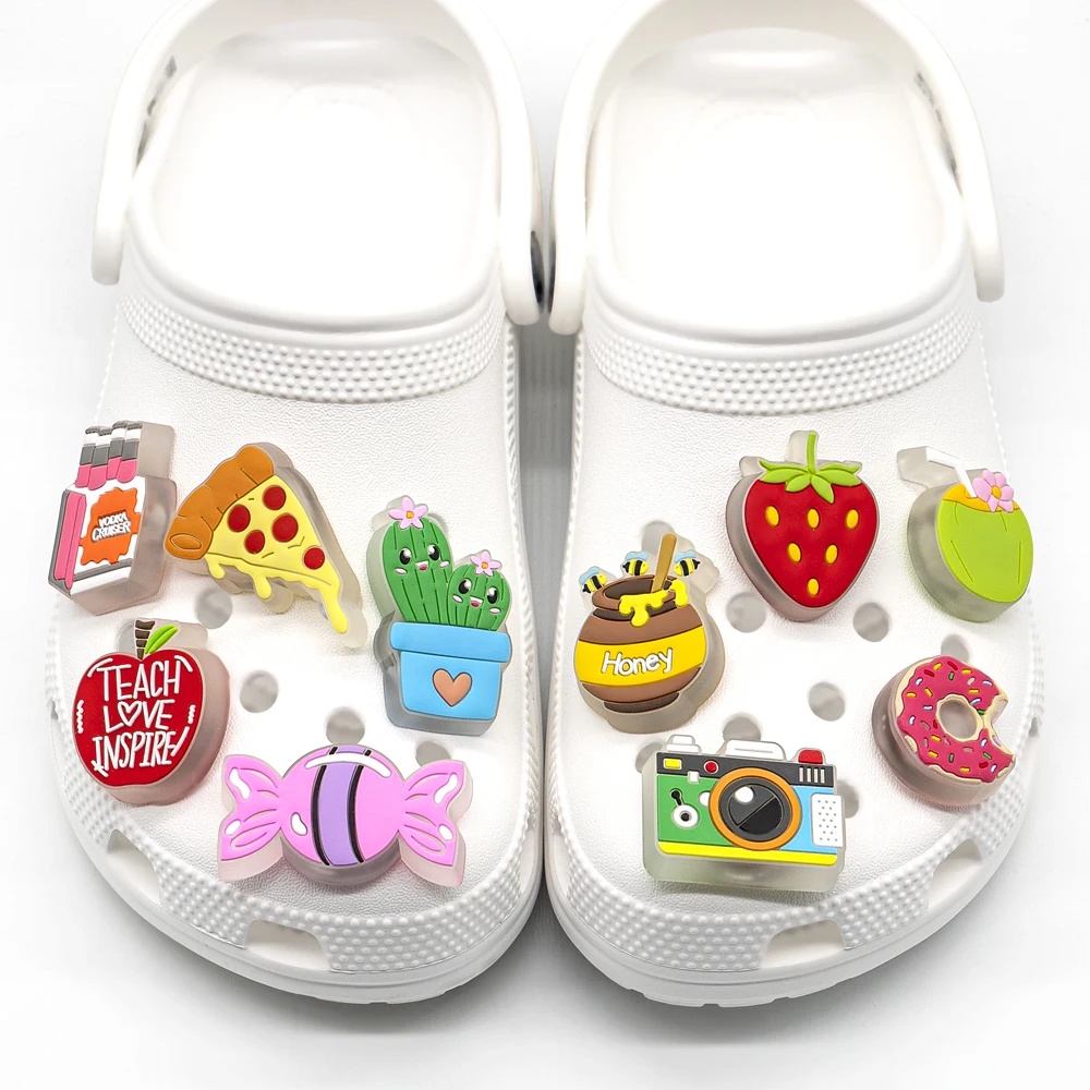 1 Stück LED-Schuhanhänger für Kinder, leuchtende Autos, Gamepad, Fußballschuhzubehör, Obst, Pizza, Käse, Süßigkeiten, LED-Pins für Frauen und Mädchen – Detail 4