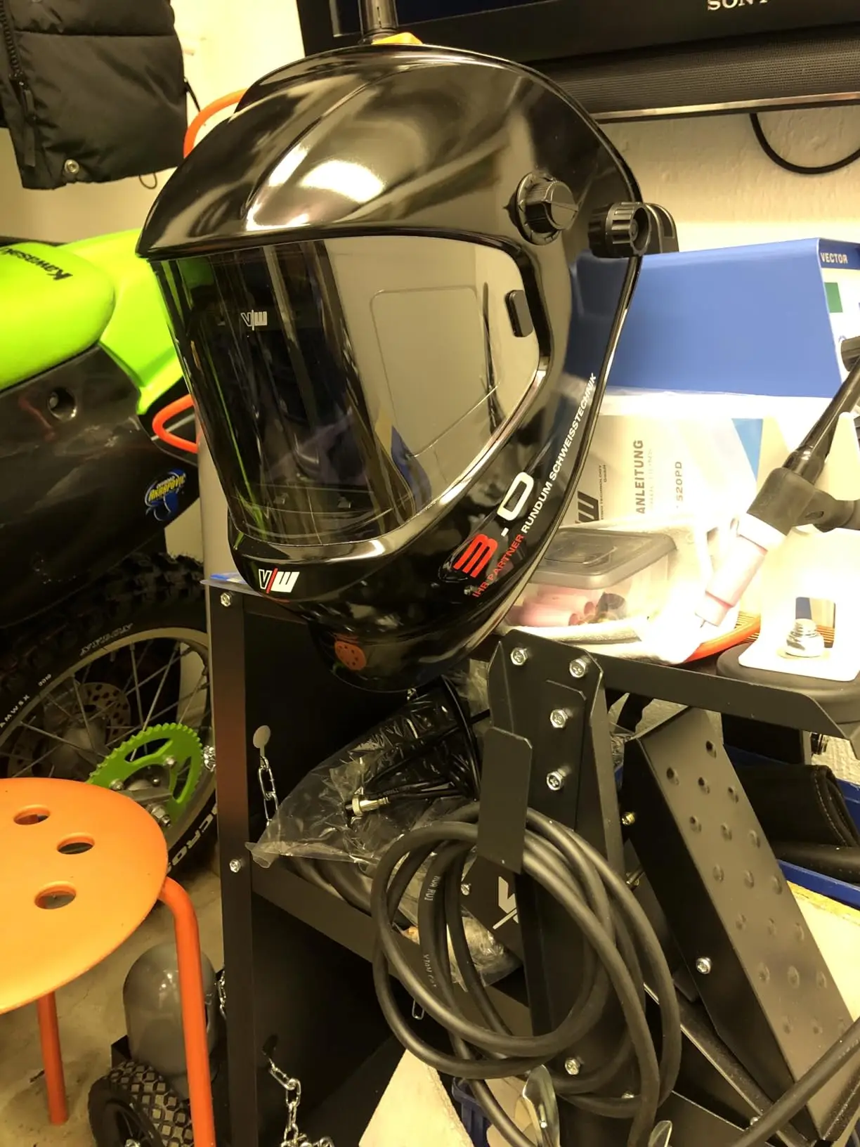 

Automatic Darkening Welding Helmet Adjustable Size Tig Welder Mask And Visor 220v New Condition