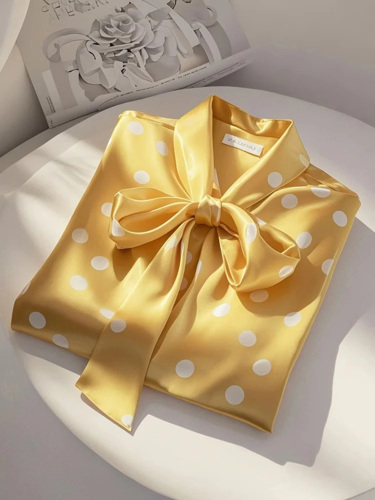 

Желтая атласная блузка в горошек с поясом для женщин: весенняя мода, омолаживающий дизайн, уникальный шик, узор в горошек, с поясом