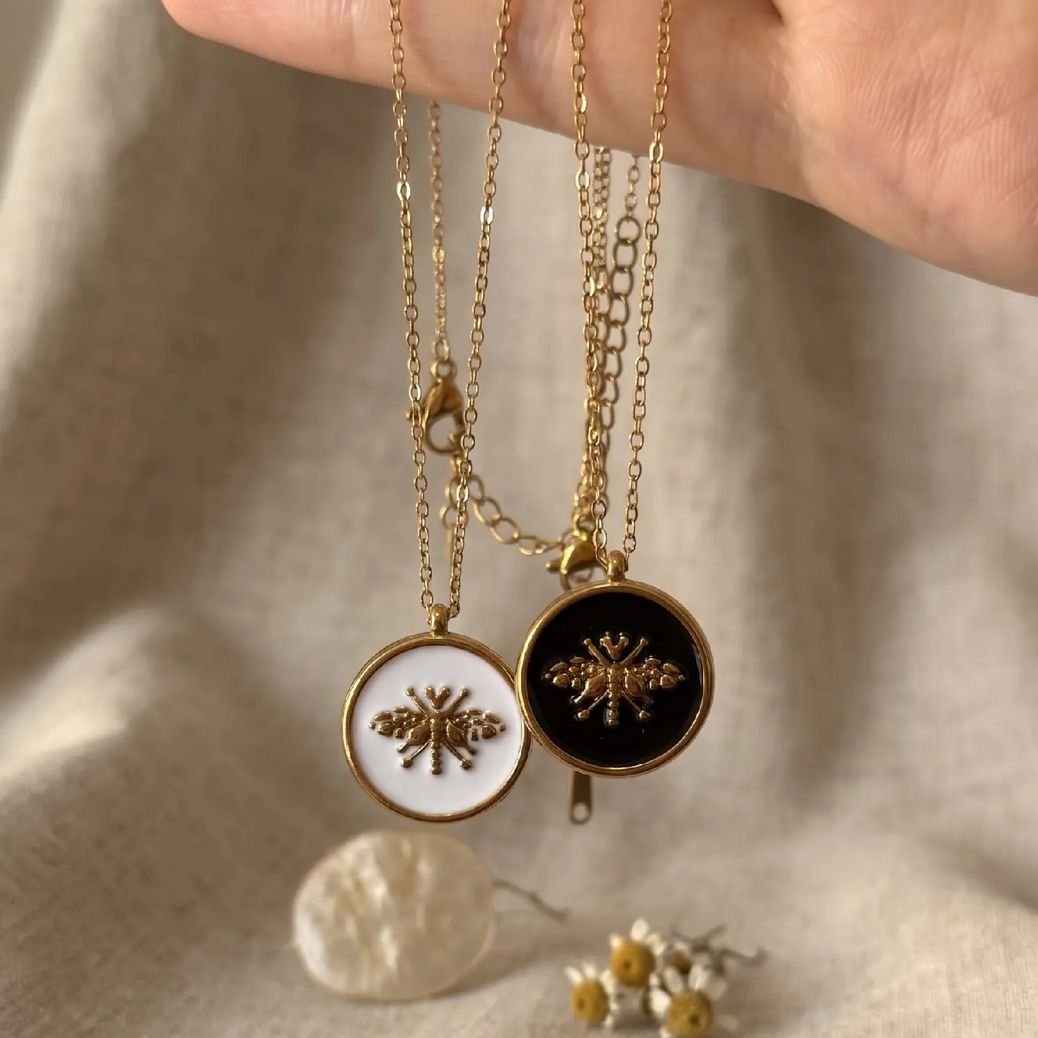 Stainless Steel Vintage Round Bee Pendant Charms Necklace For Women Geometric Circular Insect Chain Choker Fashion Jewelry
