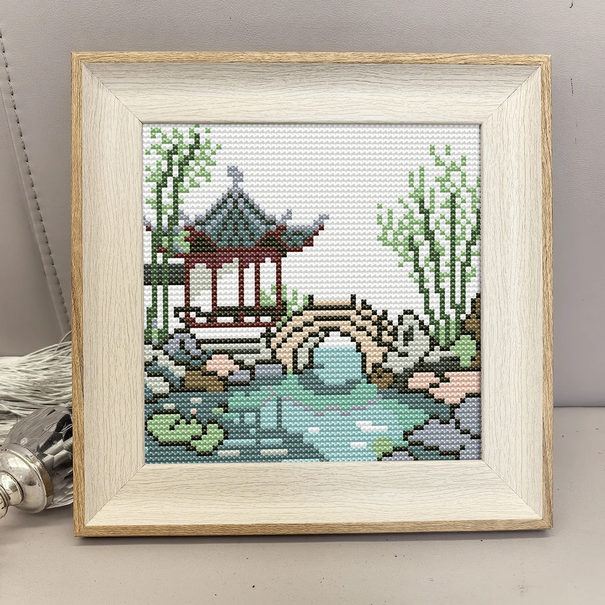 Chinese-style garden pavilion and arch bridge cross-stitch kit, DIY printed embroidery material set with frame, garden courtyard antique-style small bridge and flowing water tabletop decoration, handmade gift