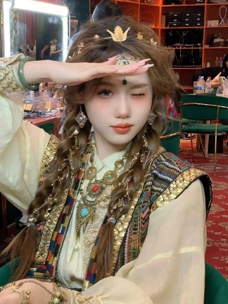 

New ancient country white Western Regions ethnic style clothing for travel and photography