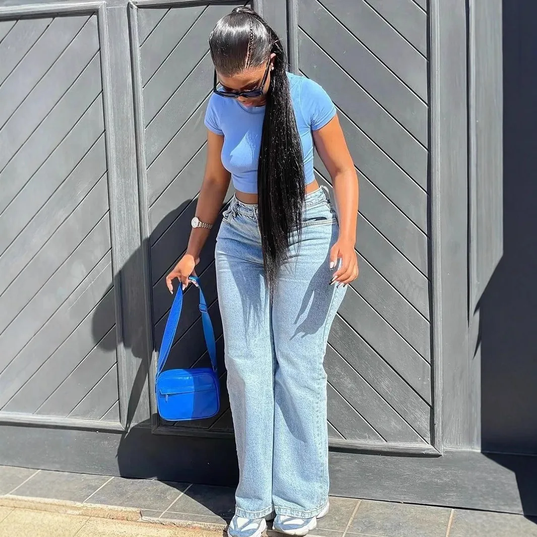 アメリカンスタイルのプラスサイズジーンズ、ライトブルーのストレッチ素材のシンプルなハイウエストのゆったりとしたワイドレッグパンツ（女性用）。