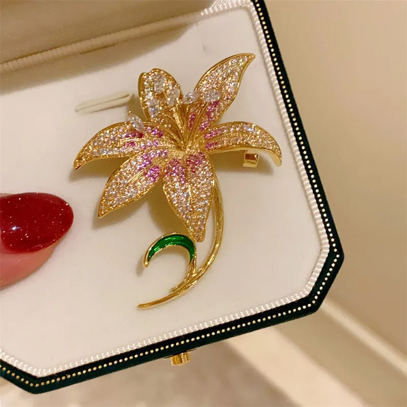 CC Coat Pins Temperament Lily Shape Suit Brooches Full of Zirconia Gradent Pink Color Scarf Clasp High-end Jewelry Gifts B242