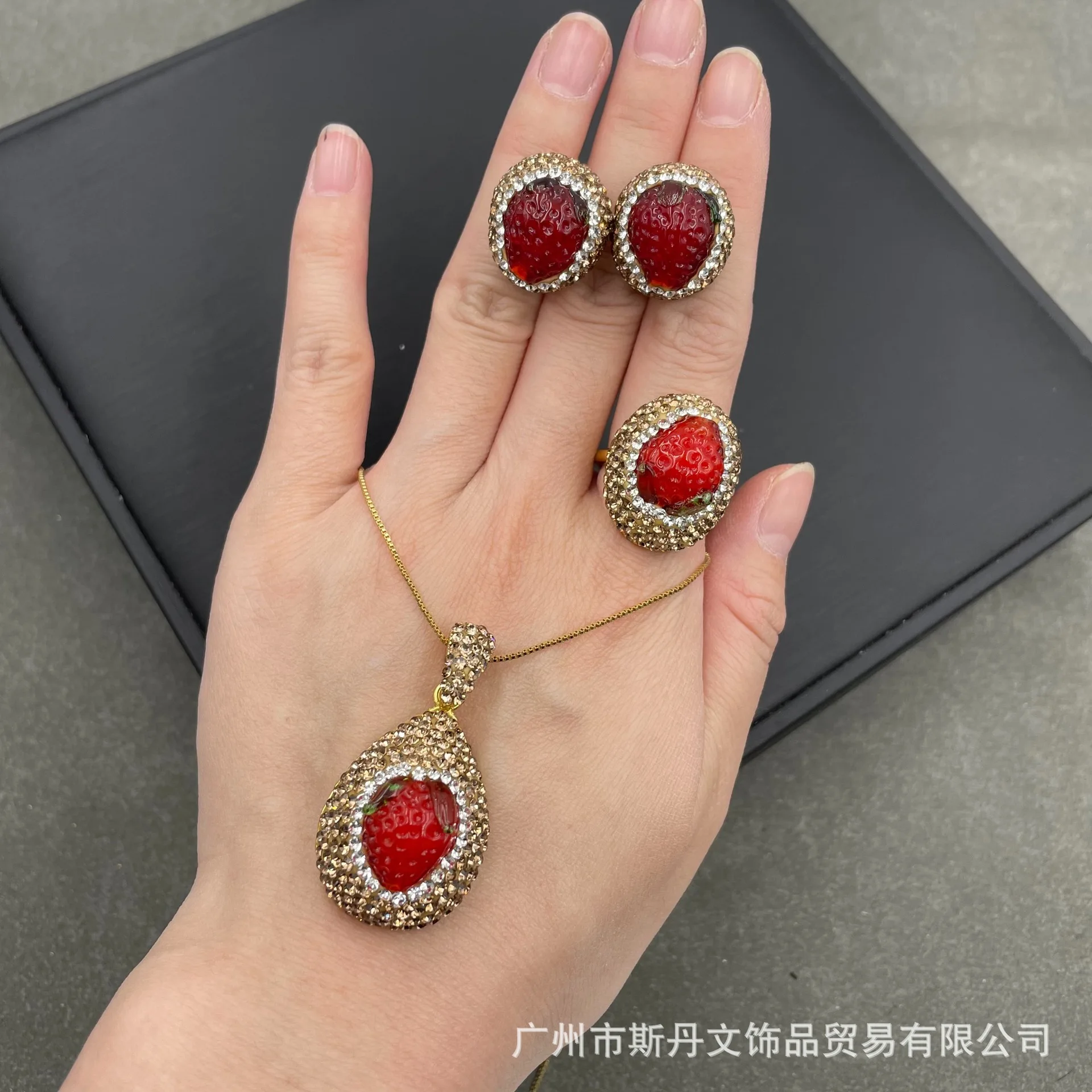 

Live broadcast same strawberry glazed beads, three-piece set of handmade Czech crystal handmade inlaid pendant earrings ring