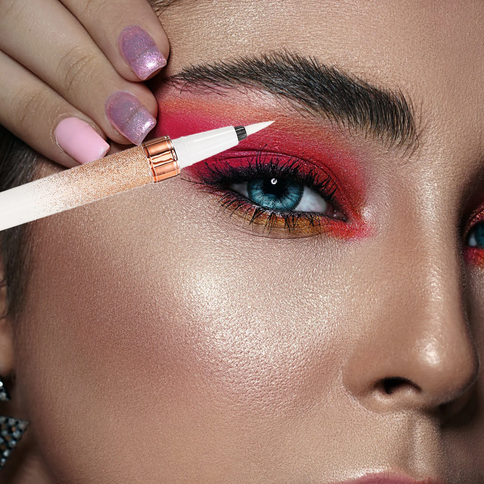 Czarny eyeliner w płynie w pisaku, wodoodporny, długotrwały, z cienką końcówką pędzelka, wysoka pigmentacja, łatwy w aplikacji, do precyzyjnego makijażu oczu z efektem kociego oka, do codziennego makijażu.