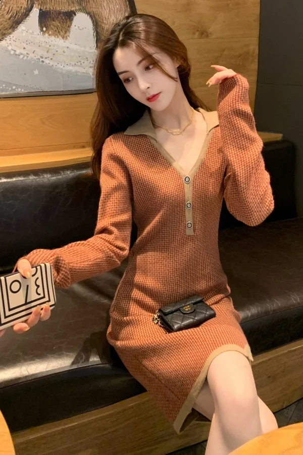 

2025 Темпераментное тонкое вязаное платье-поло с v-образным вырезом, женское новое осенне-зимнее тонкое базовое платье на пуговицах с короткой юбкой с вентиляционным отверстием CQ274