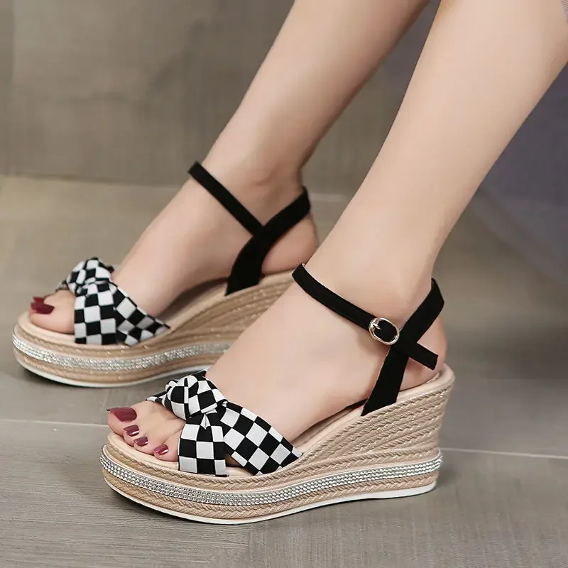 

2025 New Women's Summer High Heels Open Toe Plaid Fashion One Word Buckle Waterproof Platform Platform Platform Women's Shoes