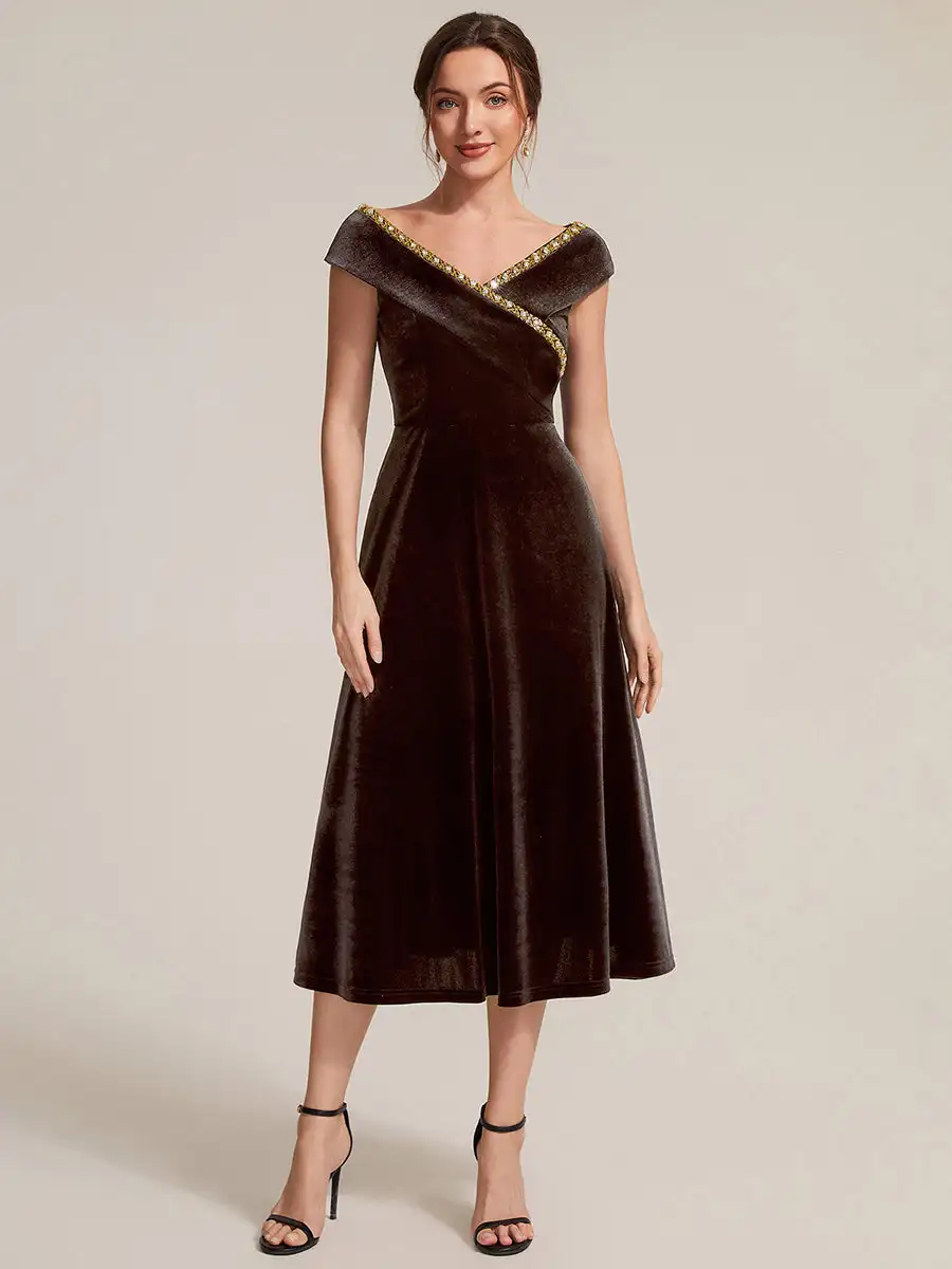 robes-de-demoiselle-d'honneur-sans-manches-en-velours-avec-un-decollete-en-v-et-des-paillettes-de-coupe-trapeze