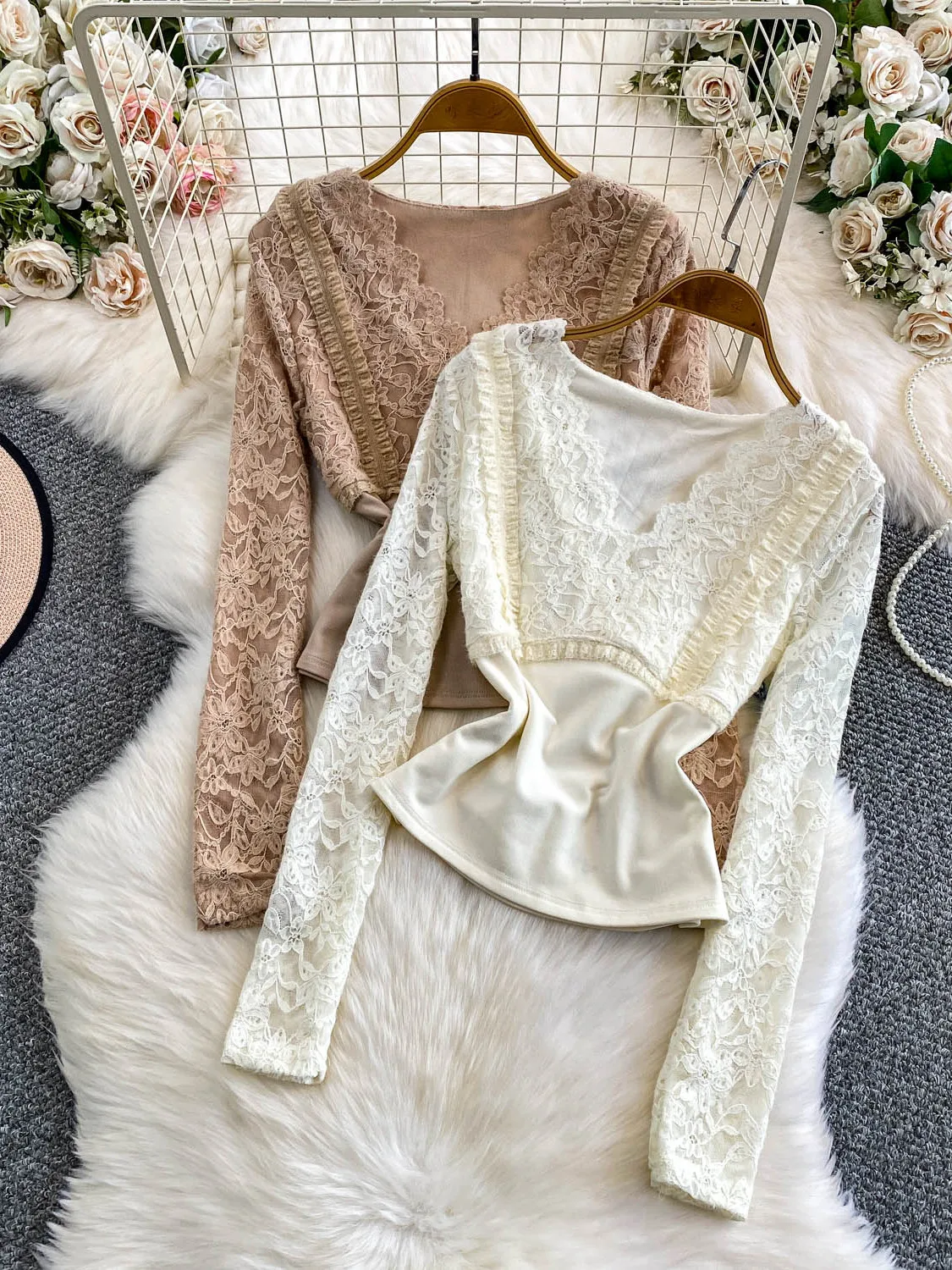 Seksowny koronkowy top z dekoltem w serek, łączony, damski, jesienno-zimowy, osobowość, bazowy top, modny, długi, oddychający.