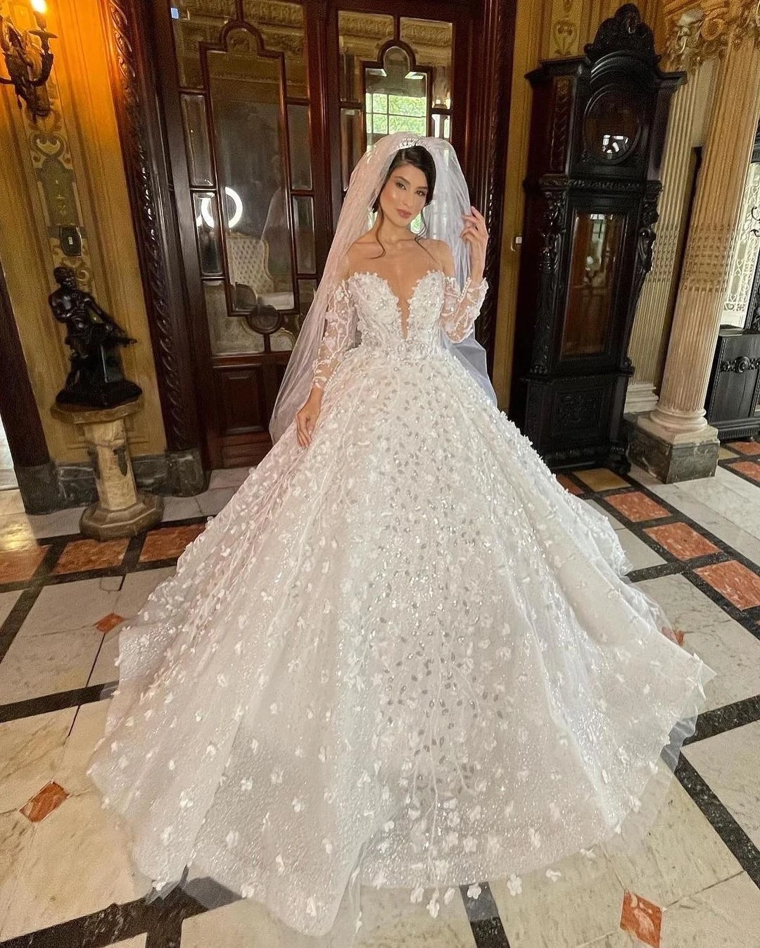 หรูหราชุดบอลชุดแต่งงานชุดแขนยาวชุดเจ้าสาว V คอ 3D ลูกไม้ดอกไม้ Appliques Vestina De Novia ที่กําหนดเอง