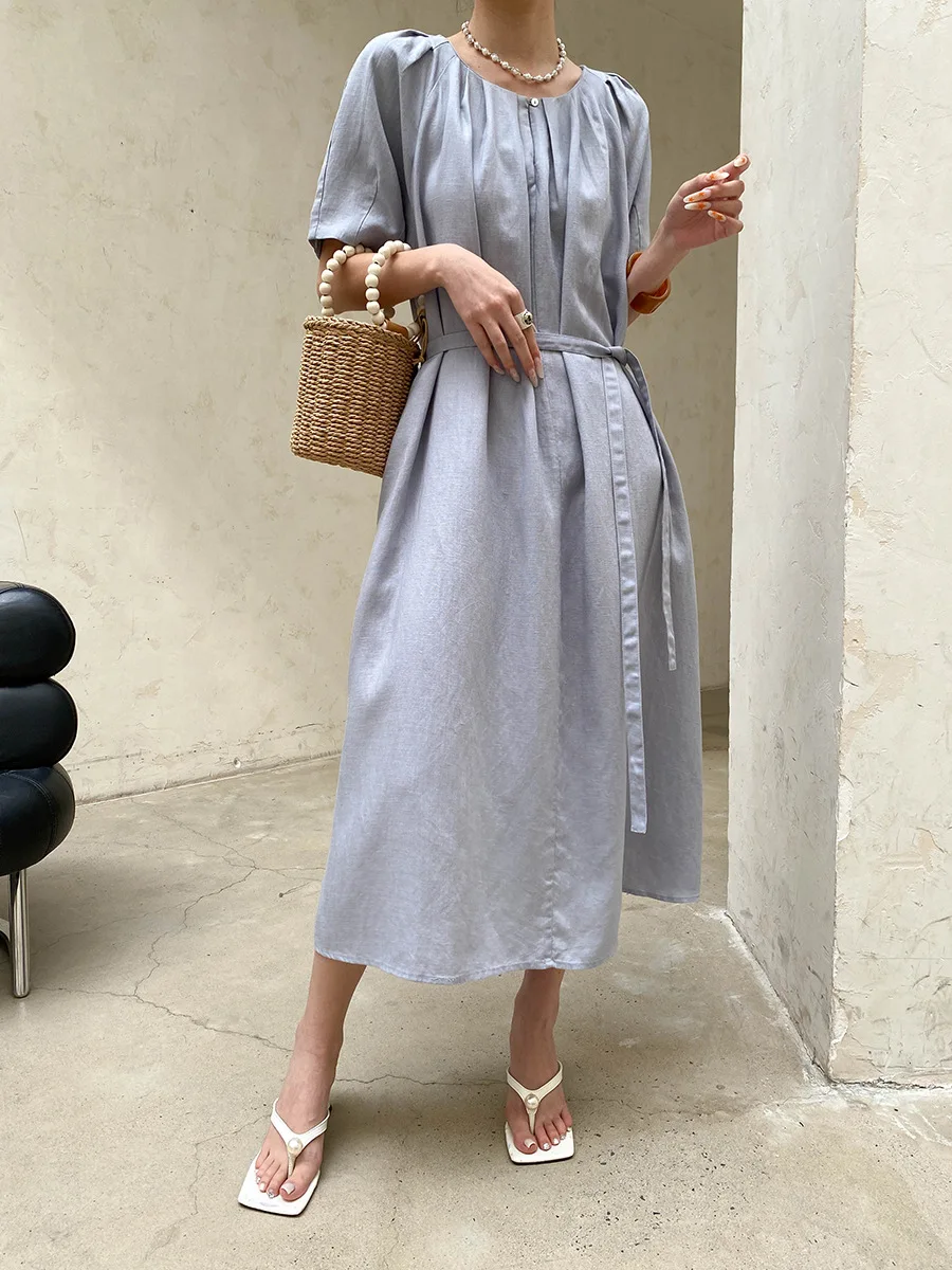 Sommerliches Damenkleid in unifarbenem Design mit plissierter Taille und Rundhalsausschnitt. – Detail 19