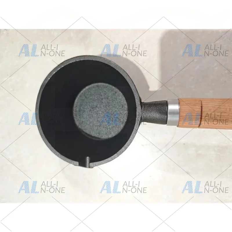 Heat Oil in A Small Cast Iron Skillet, Then Pour It Over The Nonstick Flat-bottomed Egg Pan.