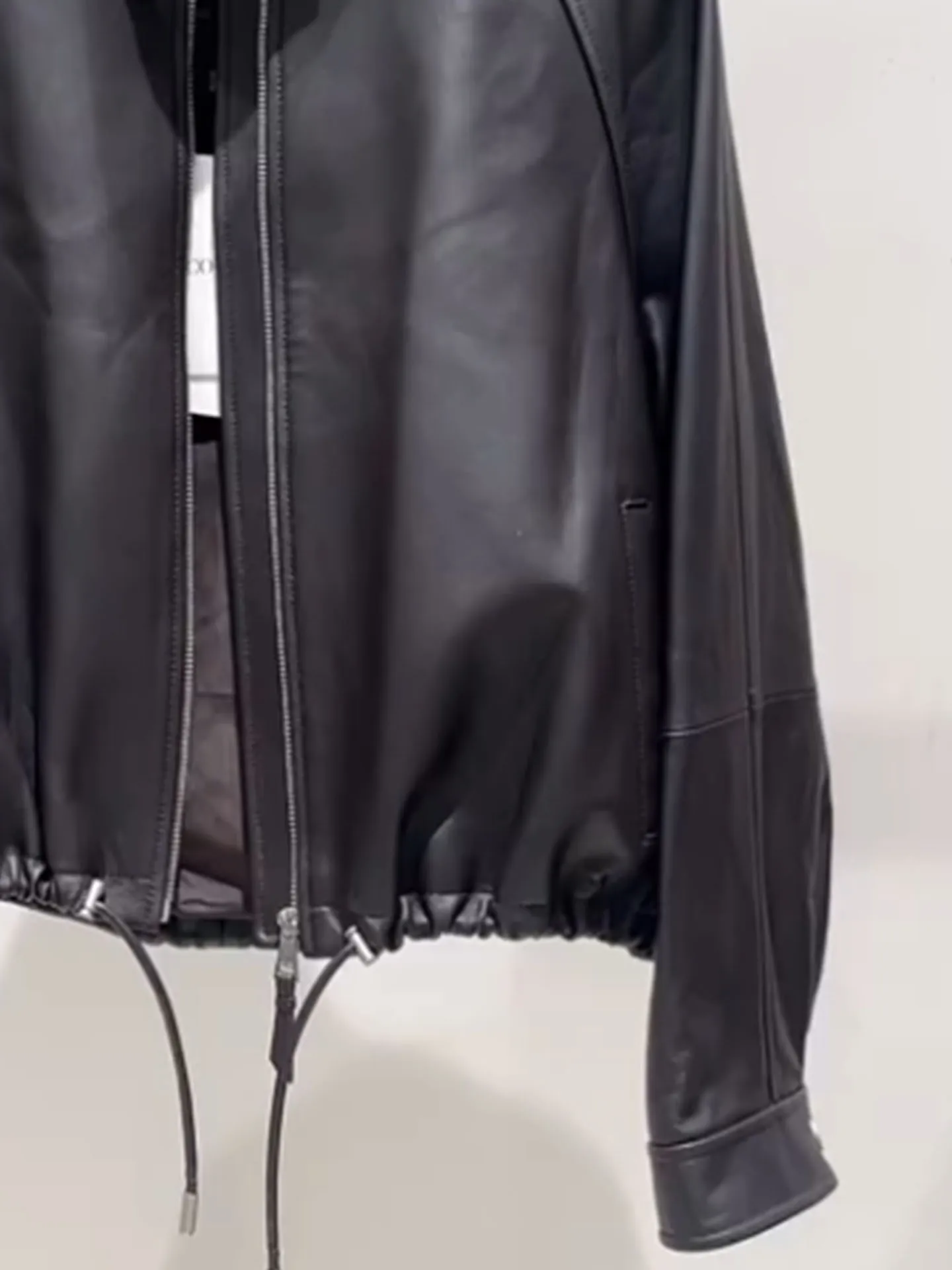 Chaqueta de cuero negra para mujer, estilo motociclista, primavera 2026, adelgazante, para ir al trabajo, a la moda, corte ajustado.