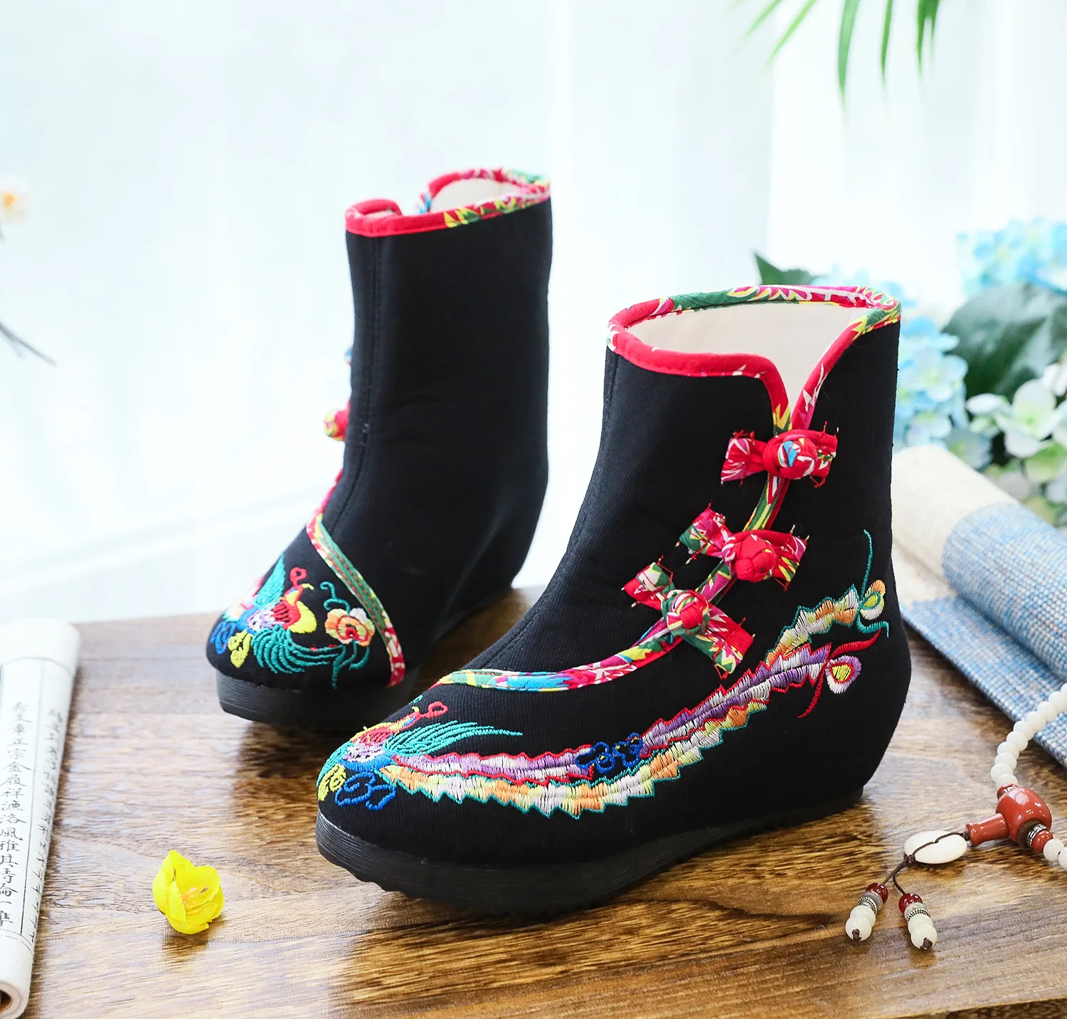 Embroidered Fancy Dress Cloth Shoes Short Boots Lady Traditional Fabric Cotton Velvet Shoes Woman Sexi Inner heightening Boot