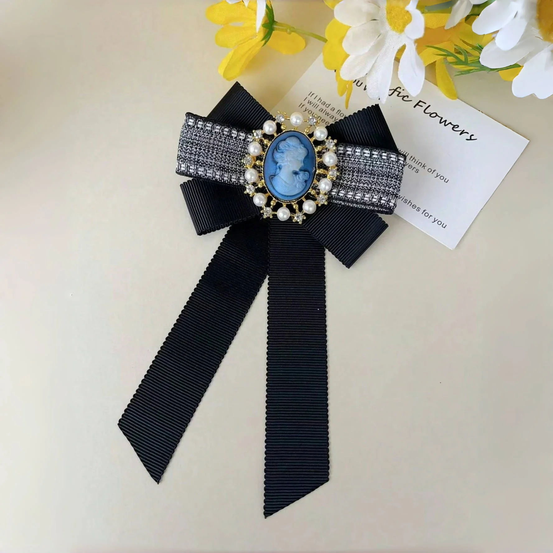 ヴィンテージの高級スタイルの黒いサテンの蝶ネクタイ1個、真珠や宝石で飾られ、ビジネス交渉、ディナーパーティー、カクテルパーティー、ロマンチックなデートに適しています、光沢のあるポリエステル繊維（ポリエステル）