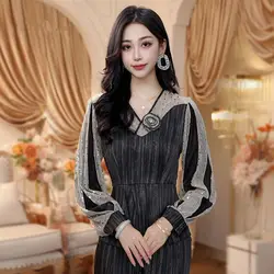 French Shoulder Long Sleeved Shirt for Women's Autumn New Style V-neck Contrasting Color Niche Design Slim Fit and Slimming Top