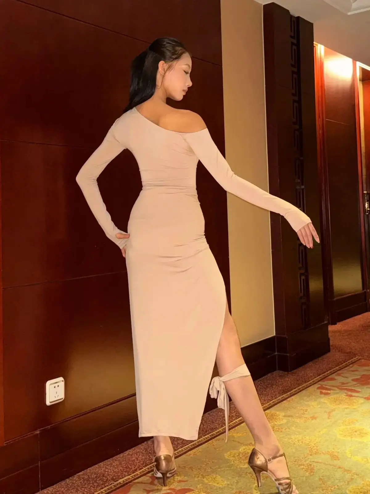 Volwassenen Latin Dansvoorstelling Kostuums Schuine Schouder Top onregelmatige Rok Vrouwen Vrouwelijke Praktijk Prestaties Kleding DN22383