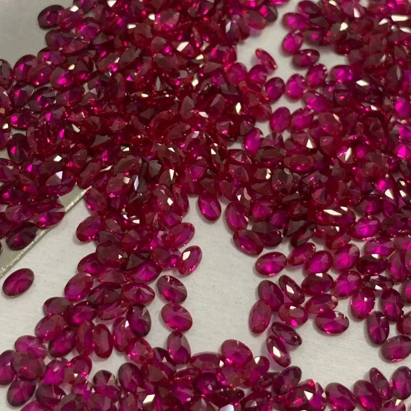 Im Labor gezüchteter Rubin, Taubenblutrot, oval geschliffen, kleine Akzentsteine, lose Edelsteine für Schmuckfassungen, DIY-Basteln – Detail 3