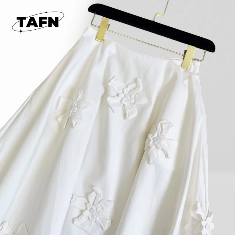 พิมพ์พื้นผิวขั้นสูงกระโปรงมินิเจ้าชู้ที่สวยงามพร้อมรายละเอียดระบาย – สนุกและเป็นผู้หญิงสําหรับแฟชั่นฤดูร้อน AE0211