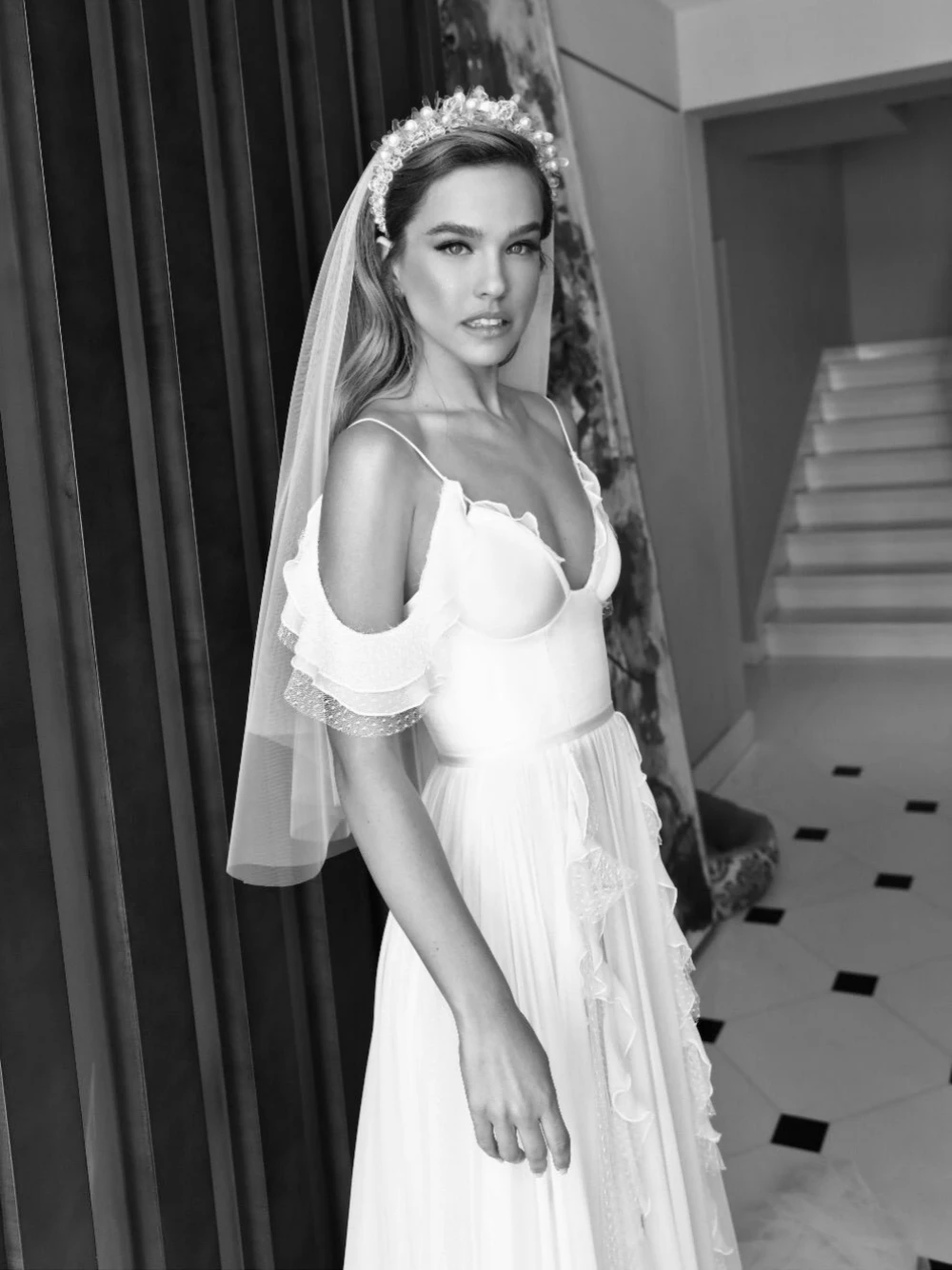 Romantic V-neck Wedding Dress Elegant Off the Shoulder Side Slit Custom Made Gown Beach No Veil Bridal Gown Robe De Mariee