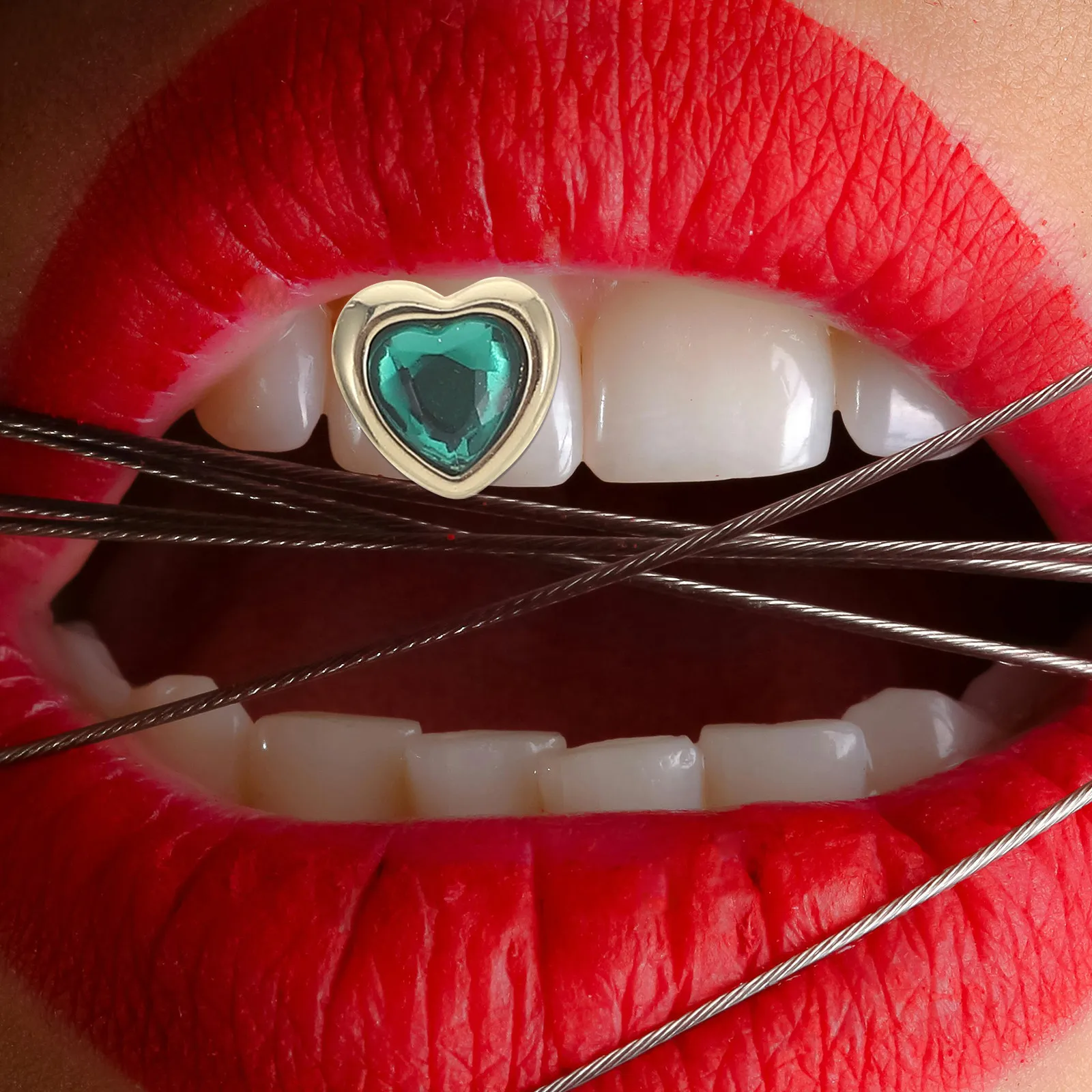 

2Pcs Decorative Teeth Grills Jewelry: Hip Hop Single Grillscap with Red Green Heart Acrylic Stones for Party Rapper Fashion
